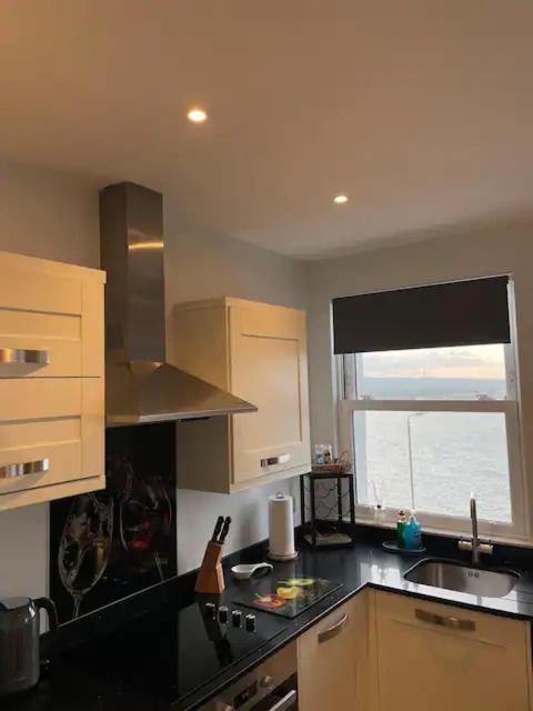 Superb 2 Bedroom Sea View Flat سكرابورو المظهر الخارجي الصورة