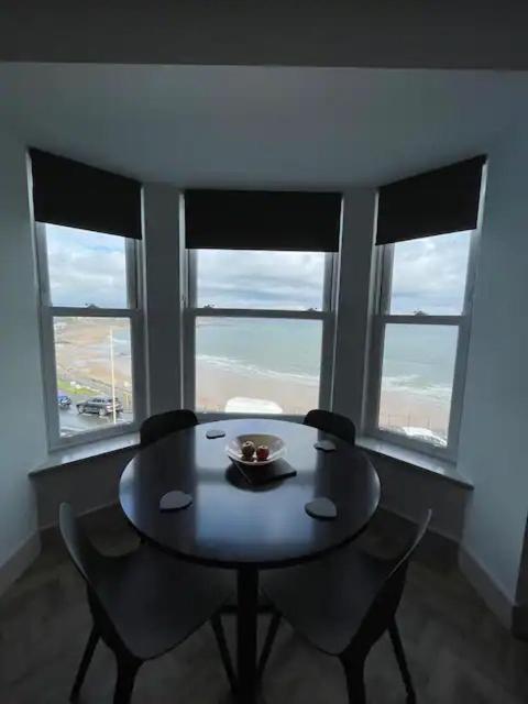 Superb 2 Bedroom Sea View Flat سكرابورو المظهر الخارجي الصورة